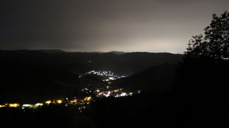 Dieses Bild zeigt eine Webcam-Aufnahme vom Achertal, aufgenommen am Freitag, den 12.06.2026 um 00:30 Uhr. Die Temperatur betrug 9.8°C.