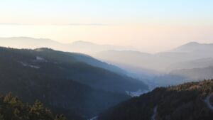 Dieses Bild zeigt eine Webcam-Aufnahme vom Achertal, aufgenommen am Samstag, den 27.12.2025 um 16:00 Uhr. Die Temperatur betrug 4.1°C.