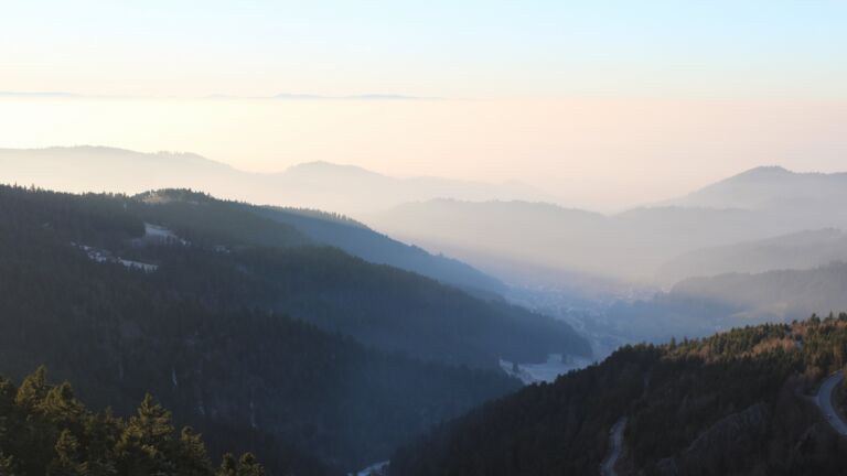 Dieses Bild zeigt eine Webcam-Aufnahme vom Achertal, aufgenommen am Samstag, den 27.12.2025 um 16:00 Uhr. Die Temperatur betrug 4.1°C.