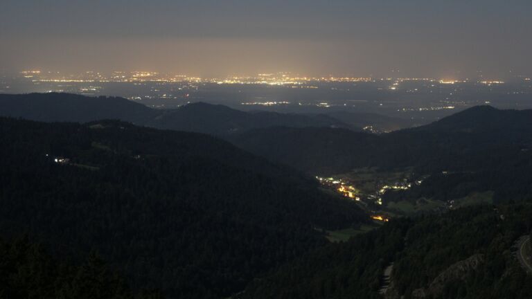 Dieses Bild zeigt eine Webcam-Aufnahme vom Achertal, aufgenommen am Dienstag, den 12.08.2025 um 02:30 Uhr. Die Temperatur betrug 17.8°C.