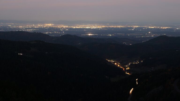 Dieses Bild zeigt eine Webcam-Aufnahme vom Achertal, aufgenommen am Dienstag, den 04.11.2025 um 06:30 Uhr. Die Temperatur betrug 5.7°C.