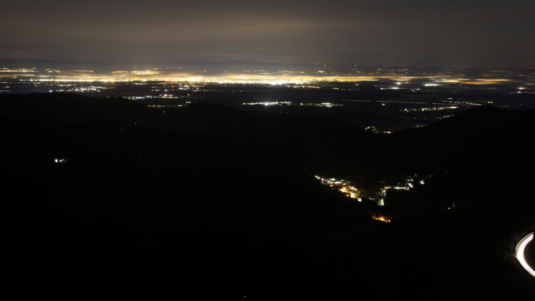 Dieses Bild zeigt eine Webcam-Aufnahme vom Achertal, aufgenommen am Sonntag, den 16.11.2025 um 06:10 Uhr. Die Temperatur betrug 7.6°C.