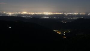 Dieses Bild zeigt eine Webcam-Aufnahme vom Achertal, aufgenommen am Montag, den 04.05.2026 um 04:10 Uhr. Die Temperatur betrug 10.4°C.