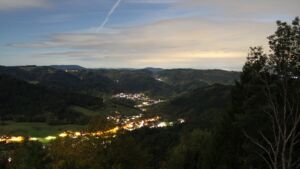 Dieses Bild zeigt eine Webcam-Aufnahme vom Achertal, aufgenommen am Dienstag, den 27.10.2026 um 21:30 Uhr. Die Temperatur betrug 13.7°C.