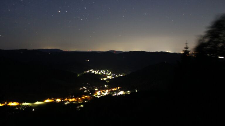 Dieses Bild zeigt eine Webcam-Aufnahme vom Achertal, aufgenommen am Freitag, den 22.05.2026 um 03:50 Uhr. Die Temperatur betrug 15.4°C.