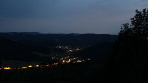 Dieses Bild zeigt eine Webcam-Aufnahme vom Achertal, aufgenommen am Samstag, den 25.07.2026 um 22:10 Uhr. Die Temperatur betrug 23.5°C.