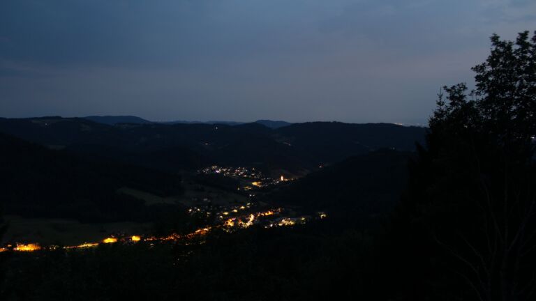 Dieses Bild zeigt eine Webcam-Aufnahme vom Achertal, aufgenommen am Samstag, den 25.07.2026 um 22:10 Uhr. Die Temperatur betrug 23.5°C.