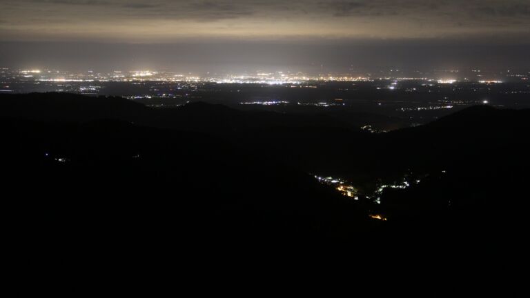 Dieses Bild zeigt eine Webcam-Aufnahme vom Achertal, aufgenommen am Freitag, den 30.05.2025 um 02:40 Uhr. Die Temperatur betrug 12.7°C.