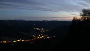 Dieses Bild zeigt eine Webcam-Aufnahme vom Achertal, aufgenommen am Sonntag, den 23.08.2026 um 21:20 Uhr. Die Temperatur betrug 15.5°C.