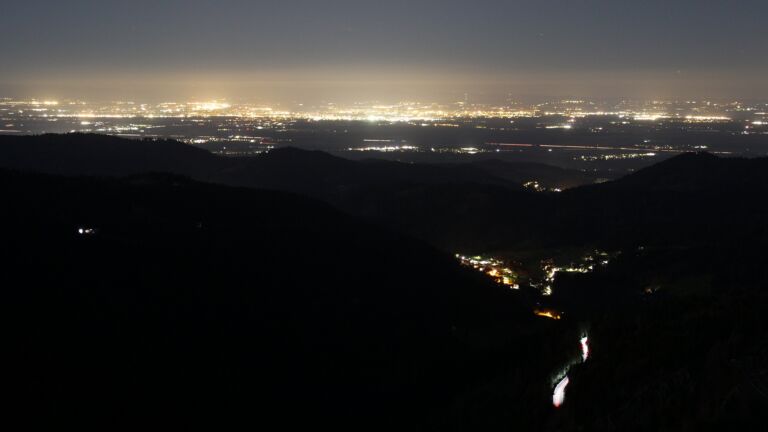 Dieses Bild zeigt eine Webcam-Aufnahme vom Achertal, aufgenommen am Dienstag, den 07.04.2026 um 05:30 Uhr. Die Temperatur betrug 6.4°C.