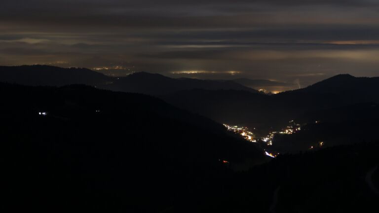 Dieses Bild zeigt eine Webcam-Aufnahme vom Achertal, aufgenommen am Donnerstag, den 04.12.2025 um 06:10 Uhr. Die Temperatur betrug 1.6°C.