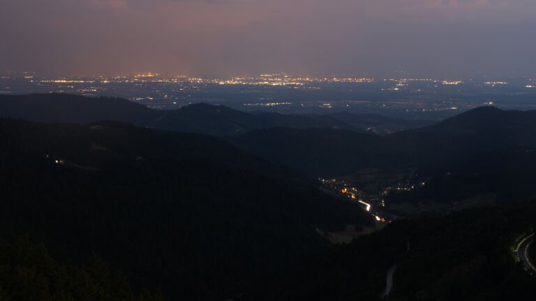Dieses Bild zeigt eine Webcam-Aufnahme vom Achertal, aufgenommen am Montag, den 14.07.2025 um 04:50 Uhr. Die Temperatur betrug 15.1°C.