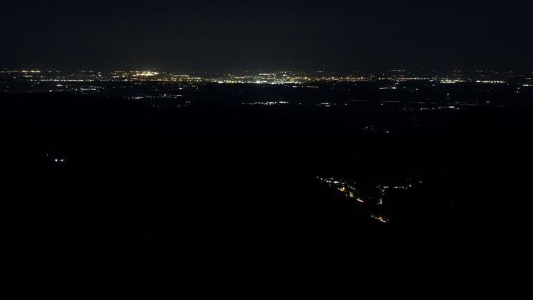 Dieses Bild zeigt eine Webcam-Aufnahme vom Achertal, aufgenommen am Freitag, den 17.04.2026 um 05:20 Uhr. Die Temperatur betrug 9.8°C.