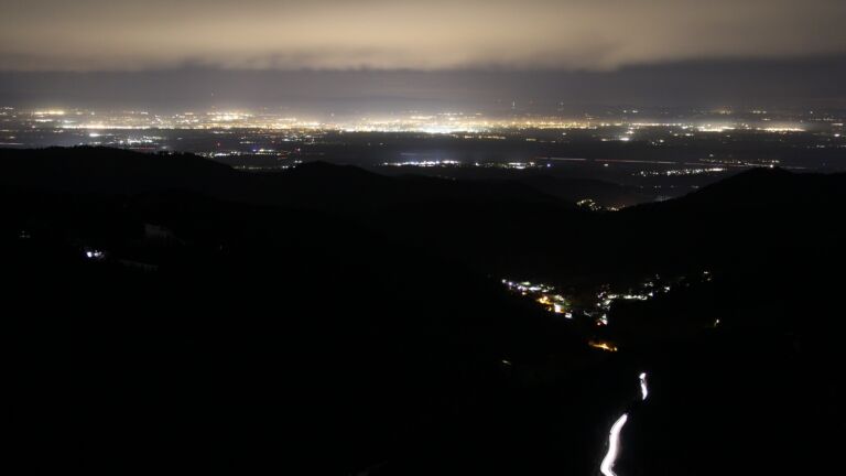 Dieses Bild zeigt eine Webcam-Aufnahme vom Achertal, aufgenommen am Samstag, den 17.01.2026 um 01:30 Uhr. Die Temperatur betrug 5.9°C.