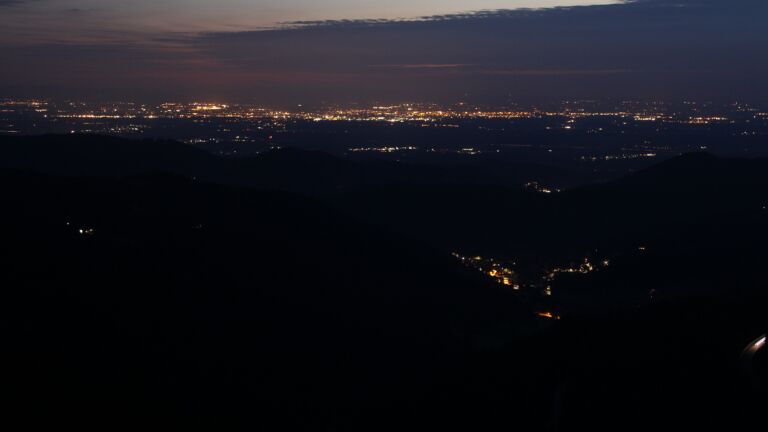 Dieses Bild zeigt eine Webcam-Aufnahme vom Achertal, aufgenommen am Sonntag, den 03.08.2025 um 22:10 Uhr. Die Temperatur betrug 10.4°C.