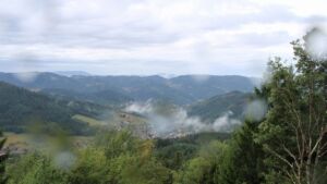 Dieses Bild zeigt eine Webcam-Aufnahme vom Achertal, aufgenommen am Freitag, den 28.08.2026 um 11:20 Uhr. Die Temperatur betrug 18°C.