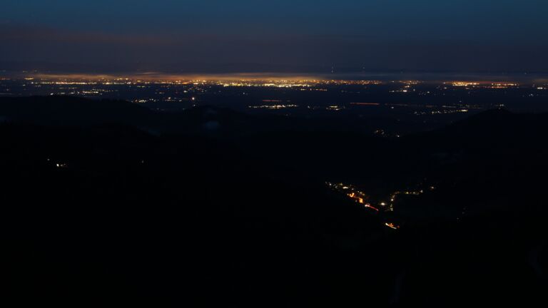 Dieses Bild zeigt eine Webcam-Aufnahme vom Achertal, aufgenommen am Freitag, den 29.08.2025 um 05:50 Uhr. Die Temperatur betrug 10.2°C.