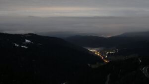 Dieses Bild zeigt eine Webcam-Aufnahme vom Achertal, aufgenommen am Sonntag, den 01.02.2026 um 03:30 Uhr. Die Temperatur betrug 2.9°C.