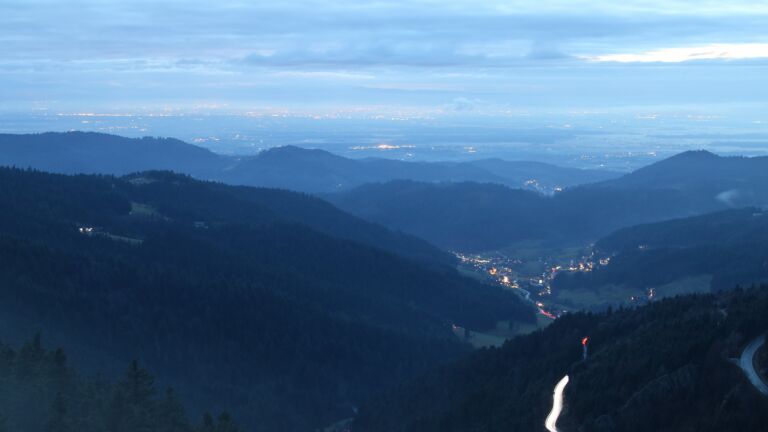 Dieses Bild zeigt eine Webcam-Aufnahme vom Achertal, aufgenommen am Freitag, den 05.12.2025 um 17:10 Uhr. Die Temperatur betrug 1.6°C.