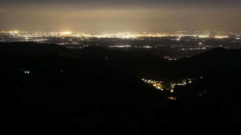 Dieses Bild zeigt eine Webcam-Aufnahme vom Achertal, aufgenommen am Montag, den 20.04.2026 um 22:10 Uhr. Die Temperatur betrug 3.9°C.