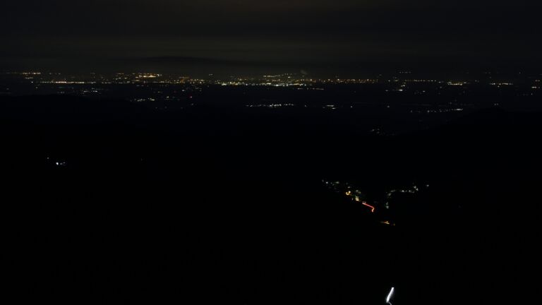 Dieses Bild zeigt eine Webcam-Aufnahme vom Achertal, aufgenommen am Samstag, den 26.07.2025 um 04:40 Uhr. Die Temperatur betrug 13.9°C.