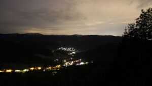 Dieses Bild zeigt eine Webcam-Aufnahme vom Achertal, aufgenommen am Mittwoch, den 10.06.2026 um 03:30 Uhr. Die Temperatur betrug 9.8°C.