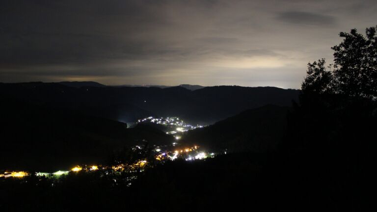 Dieses Bild zeigt eine Webcam-Aufnahme vom Achertal, aufgenommen am Montag, den 05.10.2026 um 02:00 Uhr. Die Temperatur betrug 14.9°C.