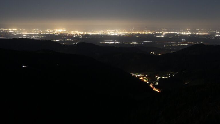 Dieses Bild zeigt eine Webcam-Aufnahme vom Achertal, aufgenommen am Dienstag, den 07.04.2026 um 05:00 Uhr. Die Temperatur betrug 6.4°C.