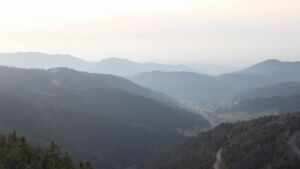 Dieses Bild zeigt eine Webcam-Aufnahme vom Achertal, aufgenommen am Donnerstag, den 05.03.2026 um 17:20 Uhr. Die Temperatur betrug 10.5°C.