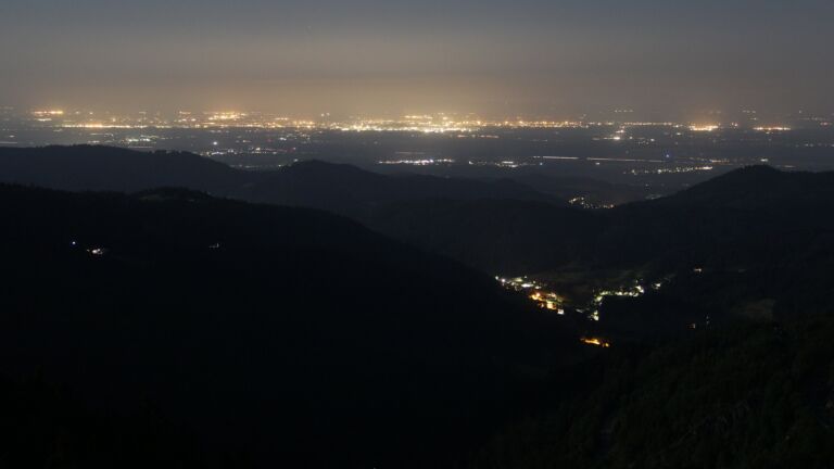 Dieses Bild zeigt eine Webcam-Aufnahme vom Achertal, aufgenommen am Donnerstag, den 15.05.2025 um 03:40 Uhr. Die Temperatur betrug 10.8°C.