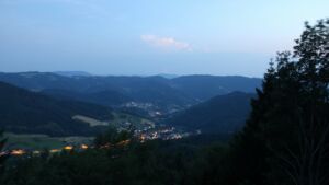 Dieses Bild zeigt eine Webcam-Aufnahme vom Achertal, aufgenommen am Samstag, den 27.06.2026 um 22:20 Uhr. Die Temperatur betrug 30.9°C.