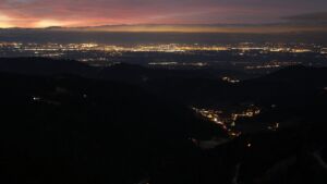 Dieses Bild zeigt eine Webcam-Aufnahme vom Achertal, aufgenommen am Donnerstag, den 01.01.2026 um 17:50 Uhr. Die Temperatur betrug -4.9°C.