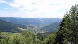 Dieses Bild zeigt eine Webcam-Aufnahme vom Achertal, aufgenommen am Mittwoch, den 17.06.2026 um 16:00 Uhr. Die Temperatur betrug 30.1°C.