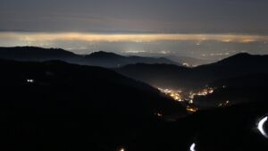 Dieses Bild zeigt eine Webcam-Aufnahme vom Achertal, aufgenommen am Samstag, den 27.12.2025 um 23:00 Uhr. Die Temperatur betrug 3.5°C.