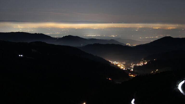 Dieses Bild zeigt eine Webcam-Aufnahme vom Achertal, aufgenommen am Samstag, den 27.12.2025 um 23:00 Uhr. Die Temperatur betrug 3.5°C.