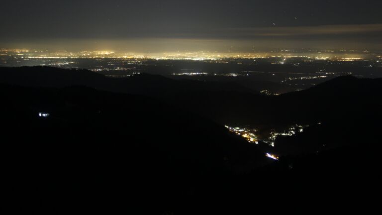 Dieses Bild zeigt eine Webcam-Aufnahme vom Achertal, aufgenommen am Dienstag, den 18.11.2025 um 23:00 Uhr. Die Temperatur betrug -4°C.