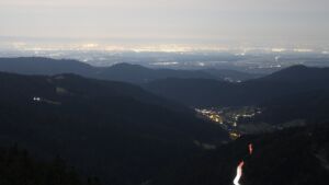 Dieses Bild zeigt eine Webcam-Aufnahme vom Achertal, aufgenommen am Dienstag, den 03.03.2026 um 05:00 Uhr. Die Temperatur betrug 7.4°C.