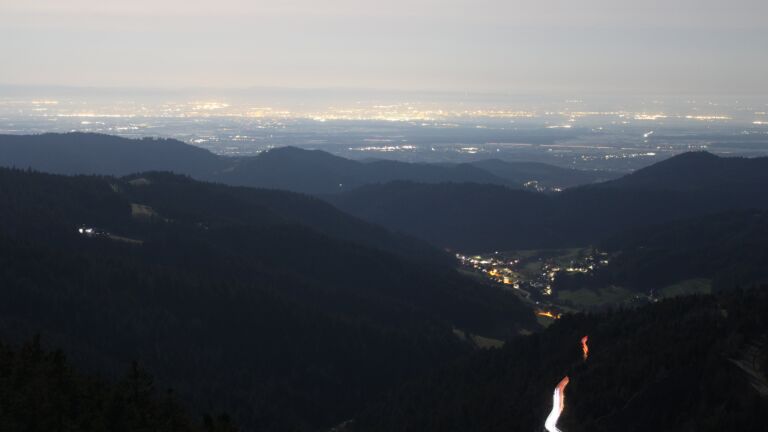 Dieses Bild zeigt eine Webcam-Aufnahme vom Achertal, aufgenommen am Dienstag, den 03.03.2026 um 05:00 Uhr. Die Temperatur betrug 7.4°C.