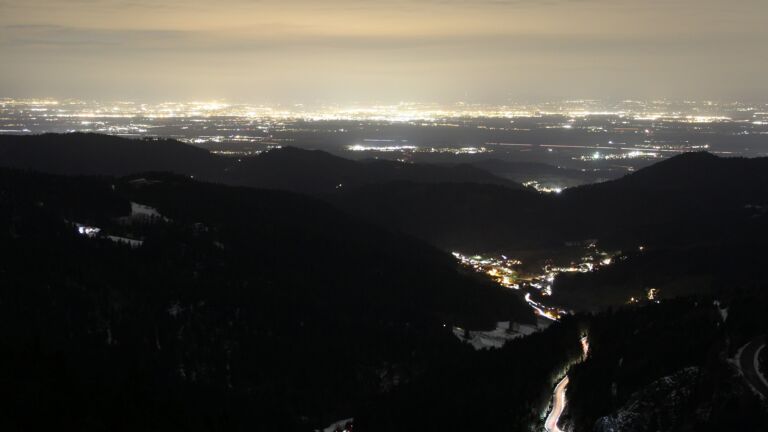 Dieses Bild zeigt eine Webcam-Aufnahme vom Achertal, aufgenommen am Mittwoch, den 14.01.2026 um 18:30 Uhr. Die Temperatur betrug 5.1°C.