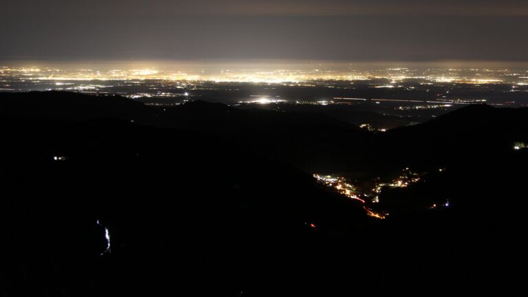 Dieses Bild zeigt eine Webcam-Aufnahme vom Achertal, aufgenommen am Montag, den 01.12.2025 um 06:00 Uhr. Die Temperatur betrug -1.8°C.