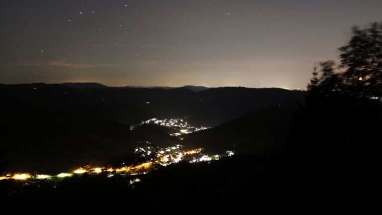 Dieses Bild zeigt eine Webcam-Aufnahme vom Achertal, aufgenommen am Montag, den 20.07.2026 um 23:40 Uhr. Die Temperatur betrug 13.3°C.