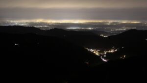 Dieses Bild zeigt eine Webcam-Aufnahme vom Achertal, aufgenommen am Samstag, den 20.12.2025 um 20:30 Uhr. Die Temperatur betrug 8.8°C.