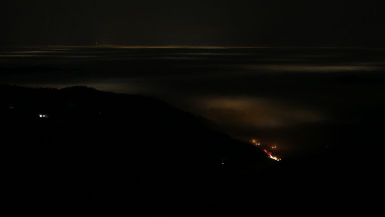 Dieses Bild zeigt eine Webcam-Aufnahme vom Achertal, aufgenommen am Montag, den 19.01.2026 um 04:30 Uhr. Die Temperatur betrug 5.2°C.