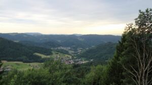 Dieses Bild zeigt eine Webcam-Aufnahme vom Achertal, aufgenommen am Dienstag, den 07.07.2026 um 19:50 Uhr. Die Temperatur betrug 24.2°C.