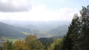 Dieses Bild zeigt eine Webcam-Aufnahme vom Achertal, aufgenommen am Mittwoch, den 28.10.2026 um 13:00 Uhr. Die Temperatur betrug 11.2°C.