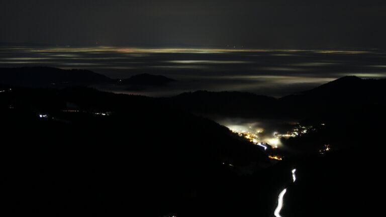 Dieses Bild zeigt eine Webcam-Aufnahme vom Achertal, aufgenommen am Dienstag, den 20.01.2026 um 19:20 Uhr. Die Temperatur betrug 5.8°C.