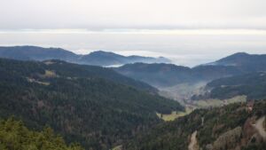 Dieses Bild zeigt eine Webcam-Aufnahme vom Achertal, aufgenommen am Donnerstag, den 04.12.2025 um 12:10 Uhr. Die Temperatur betrug 2.3°C.