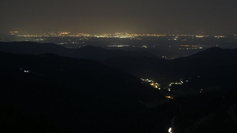 Dieses Bild zeigt eine Webcam-Aufnahme vom Achertal, aufgenommen am Samstag, den 16.08.2025 um 04:10 Uhr. Die Temperatur betrug 20.2°C.