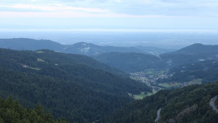 Dieses Bild zeigt eine Webcam-Aufnahme vom Achertal, aufgenommen am Freitag, den 29.08.2025 um 06:50 Uhr. Die Temperatur betrug 10°C.