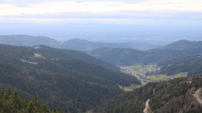 Dieses Bild zeigt eine Webcam-Aufnahme vom Achertal, aufgenommen am Freitag, den 13.03.2026 um 16:20 Uhr. Die Temperatur betrug 8.1°C.